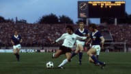Gerd Müller schießt auf das Tor der DDR im deutsch-deutschen Duell bei der WM 1974
