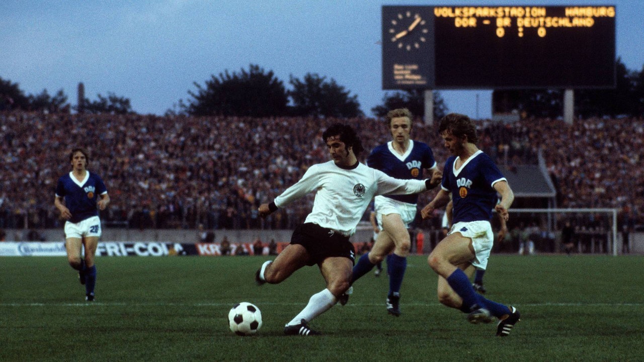 Gerd Müller schießt auf das Tor der DDR im deutsch-deutschen Duell bei der WM 1974