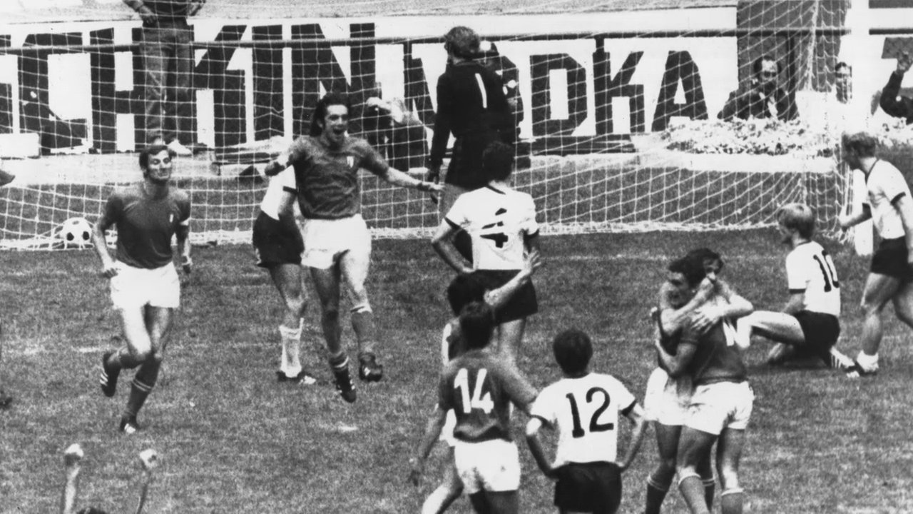 Italiens Mannschaft jubelt nach 4:3-Siegtreffer gegen Deutschland bei WM-Halbfinale 1970 in Mexiko