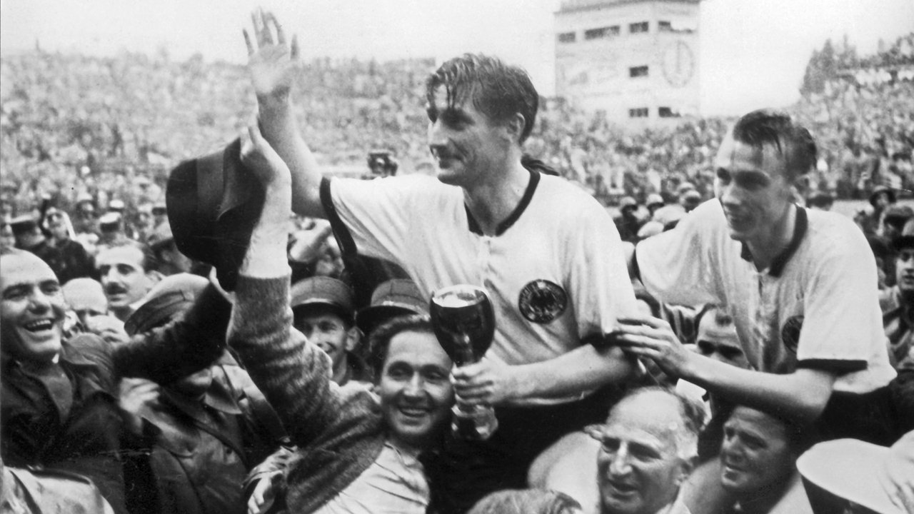 Fritz Walter und Horst Eckel werden anch dem Triumph von Anhängern vom Spielfeld getragen