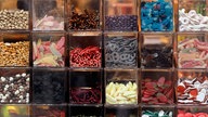 Süßigkeiten in einem Schaufenster eines Kölner Kiosk