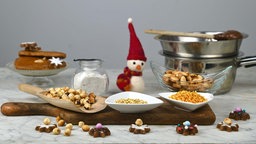 Zutaten für Weihnachtsplätzchen sind in verschiedene Schüsseln gefüllt