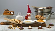 Zutaten für Weihnachtsplätzchen sind in verschiedene Schüsseln gefüllt