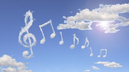 Musiknoten als Wolken im Himmel.