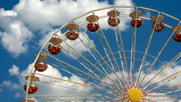 Ein Riesenrad vor einem blauen Himmel