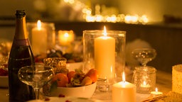 Ein gedeckter Tisch mit Champagner im Kerzenlicht