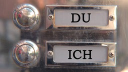 Zwei Klingelschilder mit den Namen "Du" und "Ich".