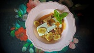 Bananeneis mit Nuss-Karamell-Sauce