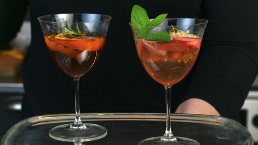 Erdbeerbowle und ein Drink von gerösteten Orangen