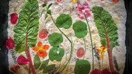 Gartenbrot mit Kräutern und Blumen verziert