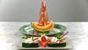 Honigmelone mit Shcinkenscheiben und Wassermelone mit Fetacreme und Basilikum verziert