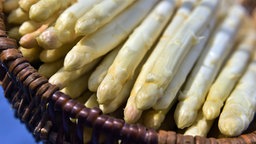 Spargel im Korb