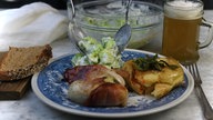 Bratwurst im Speckmantel zu Gurkensalat
