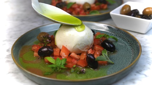 Burrata mit Schnittlauchöl auf Tomaten