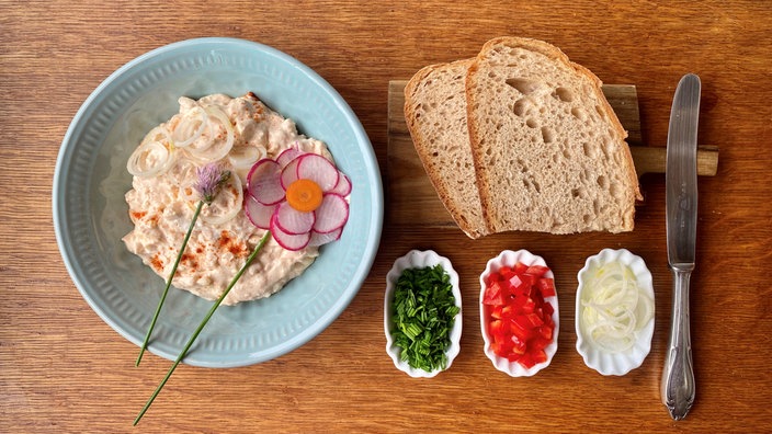  Herzhafter Brotaufstrich aus kräftigem Weichkäse