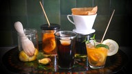 Kalt gebrühter Kaffee und Eistee mit Zitrone
