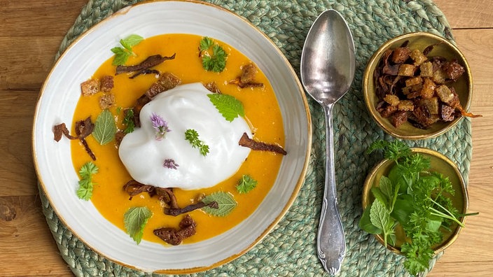 Karottencremesuppe mit Ingwer und Kokosschaum