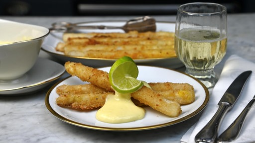 Panierte Spargelstangen mit Limetten-Hollandaise