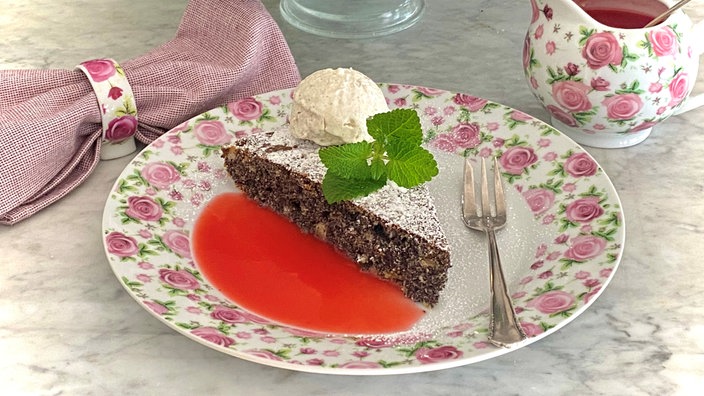 Warmer Mohnkuchen zu Vanilleeis und Himbeersauce