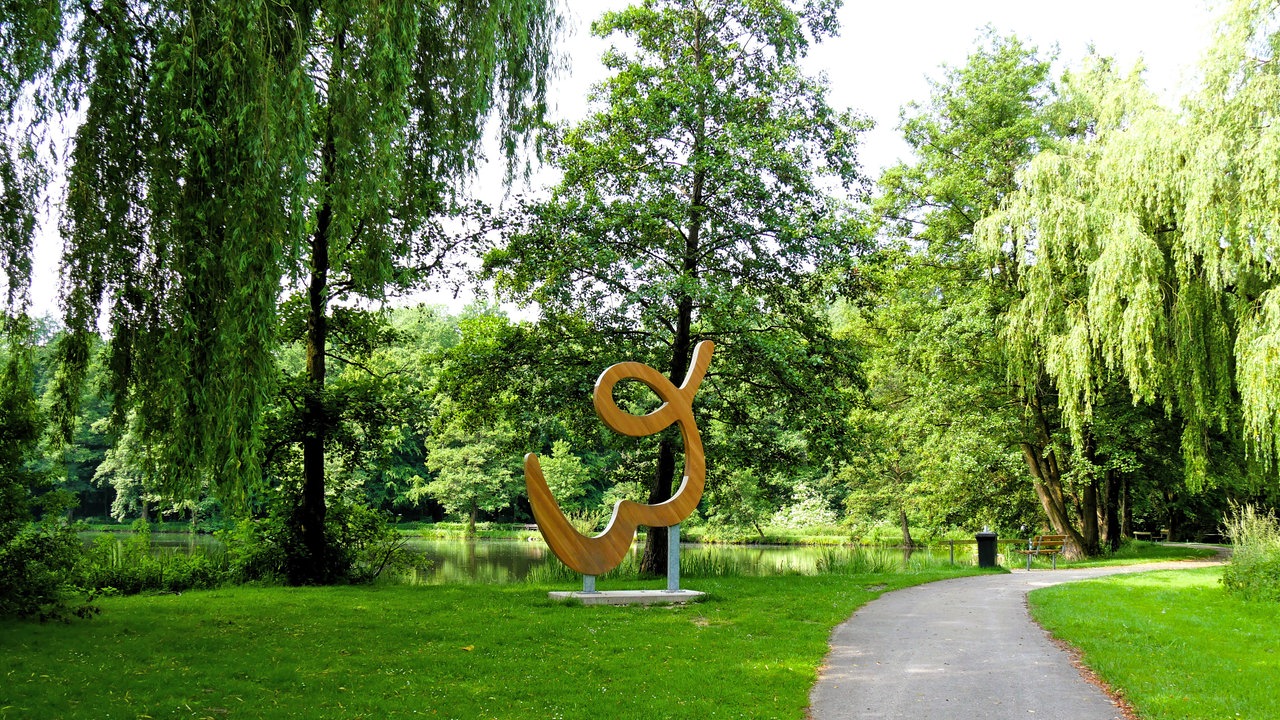 Bad Wünnenberg: Skulptur in Form des Buchstaben W im Kurpark