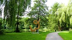 Bad Wünnenberg: Skulptur in Form des Buchstaben W im Kurpark
