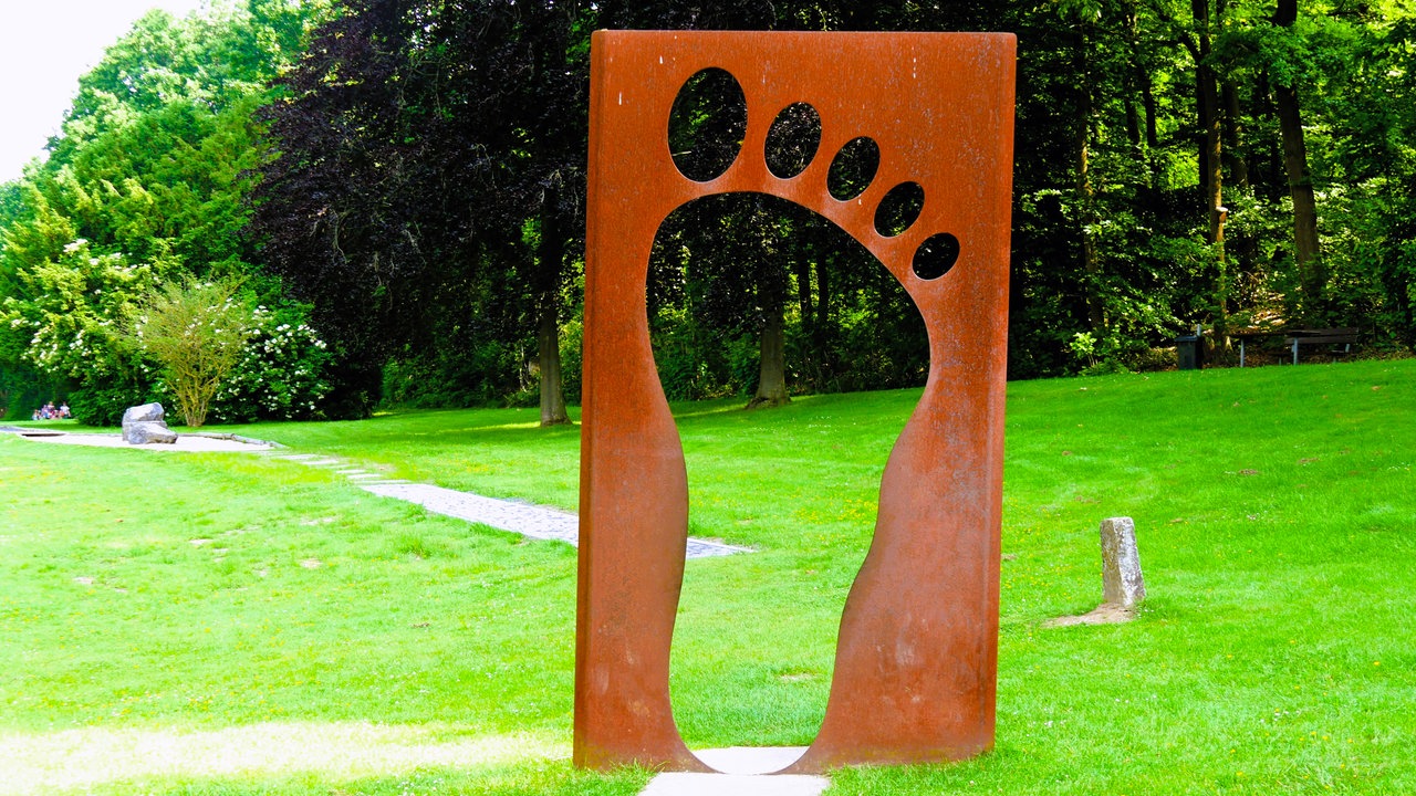 Bad Wünnenberg: Skulptur in einem Park mit einem Fußabdruck, hochkant