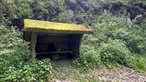 Überdachte Sitzgelegenheit im Wald