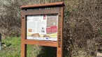 Eine Metallstele mit Informationen