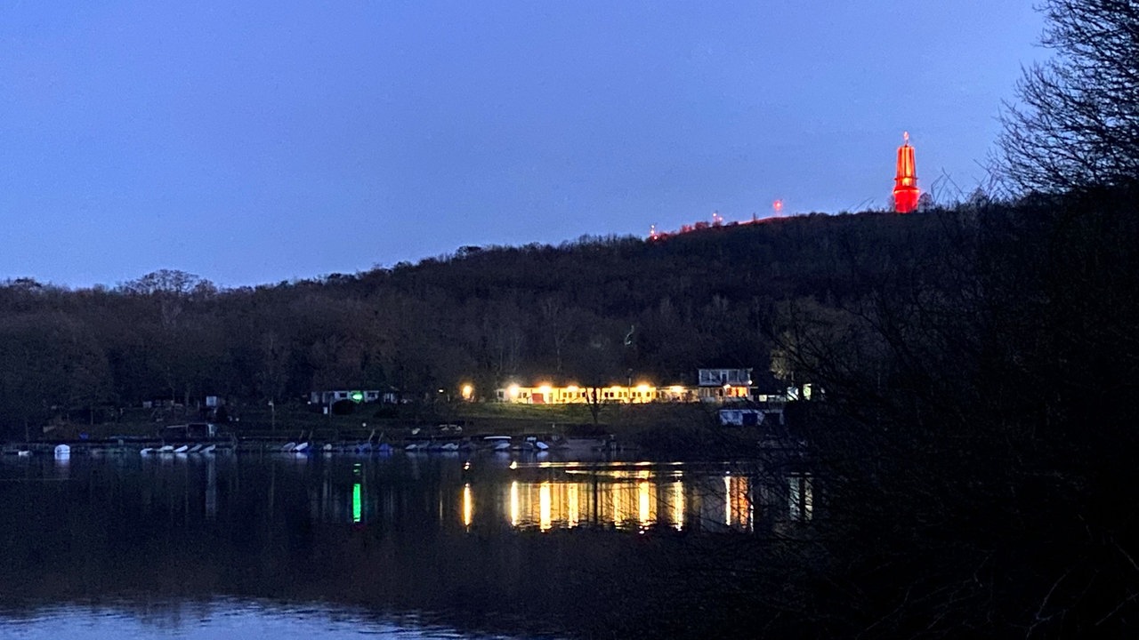 Ausblick über den See hoch zum Geleucht auf dem Haldengipfel