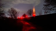 In Serpentinen geht es dann bergan, bis das Haldenplateau mit dem gigantischen Lampenzylinder in Sicht ist.