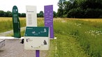 Droste-Land: Lyrikweg - Hörstation am Lyrikweg, mit drei Info-Stelen im Hintergrund