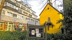 Blick die Siechenhauskapelle aus dem Jahr 1445, eine Kapelle mit gelber Außenfassade