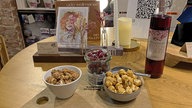 Ein Bistro-Tisch gedeckt mit Nachtisch, wie Ruhrpott-Bonbons und Rüttenscheider Kirschtraum