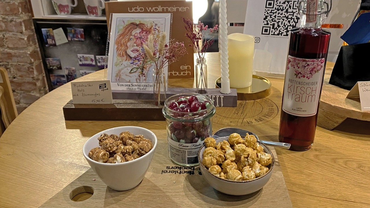 Ein Bistro-Tisch gedeckt mit Nachtisch, wie Ruhrpott-Bonbons und Rüttenscheider Kirschtraum