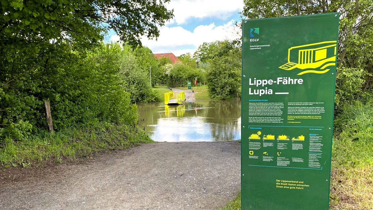 Ein Hinweis-Schild zur Lupia (Selbstbedienungsfähre) am Ufer der Lippe