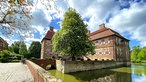 Das Wasserschloss Oberwerries von außen unter blauem Himmel mit ein paar Wölkchen