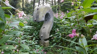 Skulptur am Wegrand im Neandertal: Ein Fragezeichen