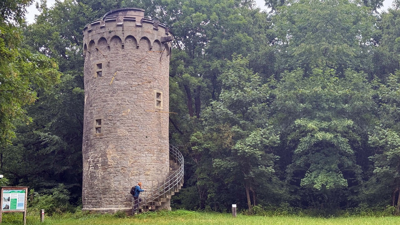 Ein Mensch geht die Treppen des 316 Meter hohen Holsterturms hoch.