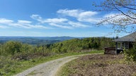 Der Rothaarsteig: Weitblick ins Siegerland und rechts im Bild eine Waldhütte