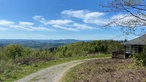Der Rothaarsteig: Weitblick ins Siegerland und rechts im Bild eine Waldhütte