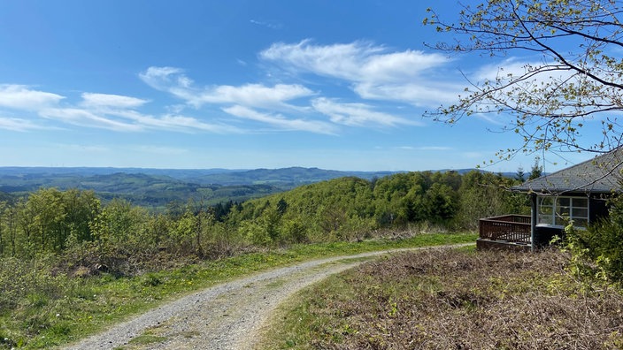 Der Rothaarsteig: Weitblick ins Siegerland und rechts im Bild eine Waldhütte