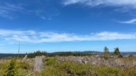 Der Rothaarsteig: Weiblick in den Kreis Olpe und viel blauer Himmel mit Wölkchen