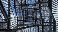 Wanderschön Sauerland-Waldroute: Blick von unten hoch in den Möhneseeturm 