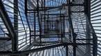 Wanderschön Sauerland-Waldroute: Blick von unten hoch in den Möhneseeturm 