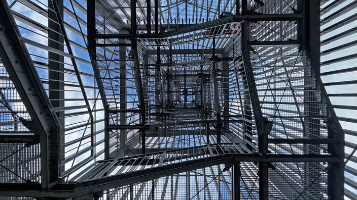 Wanderschön Sauerland-Waldroute: Blick von unten hoch in den Möhneseeturm 