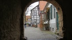 Das Stadttor, das auf den Marktplatz des gut erhaltenen mittelalterlichen Ortes Tecklenburg geht