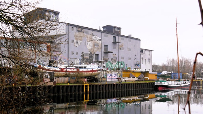 Wandern durch Dortmund: Club- und Eventschiff "Herr Walter" ist ein umgebautes Schüttgüterschiff 