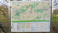 Wandern rund ums Schloss Nordkirchen: Blick auf eine Wanderkarte