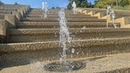 Wandern um den Sorpesee: Treppenaufgang mit Wasser-Fontänen