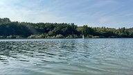 Wandern um den Sorpesee: Blick auf den See mit Segelboot